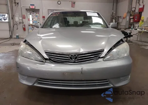 2005 Toyota Camry Le z USA, uszkodzony, nr VIN 4T1BE32K65U944553